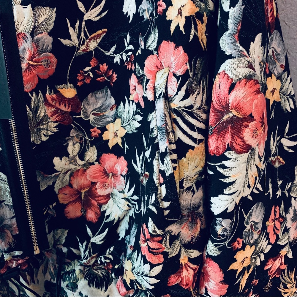 BlankNYC Summer Floral Windbreaker - Picture 9 of 10